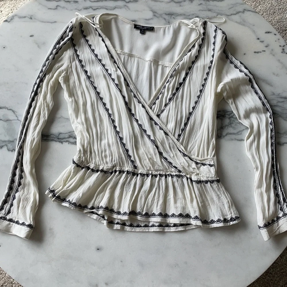 Romeo & Juliet Couture Embroidered Top - Size M - Picture 4 of 9